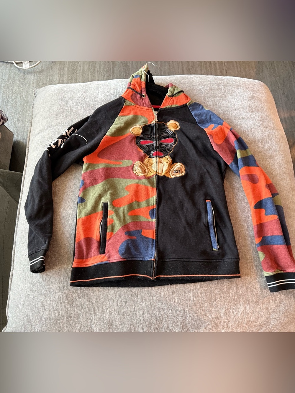 Retro Label Black Men’s Hoodie with Multicolor Camo Panels and Bear Patch